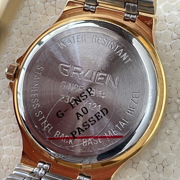 New! Vintage Gruen Quartz Watch w/ Diamond Marker - Picture 16 of 16